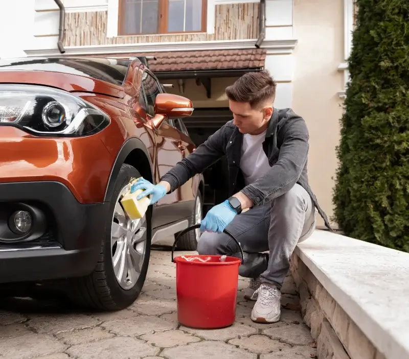 Lavage auto à domicile Anthy-sur-Léman : professionnel intervenant sur un véhicule